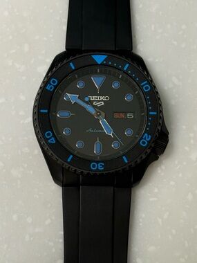 NEW!! Seiko 5 Auto SAPPHIRE CRYSTAL END LINKS FKM RUBBER Men's Watch SRPD81K1